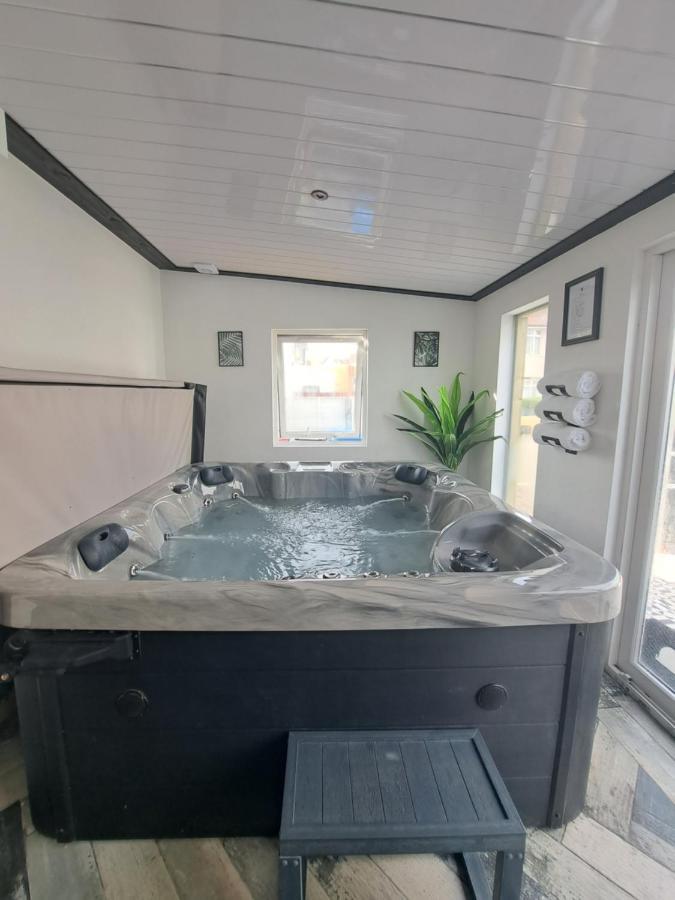 Family Holiday With Hot Tub , Family Groups Only Blackpool Exteriör bild